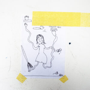 Rysunek dziecka przyklejony do taśmy żółtą taśmą.