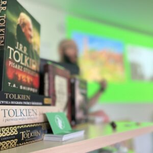 wystawione na stoliku książki Tolkiena