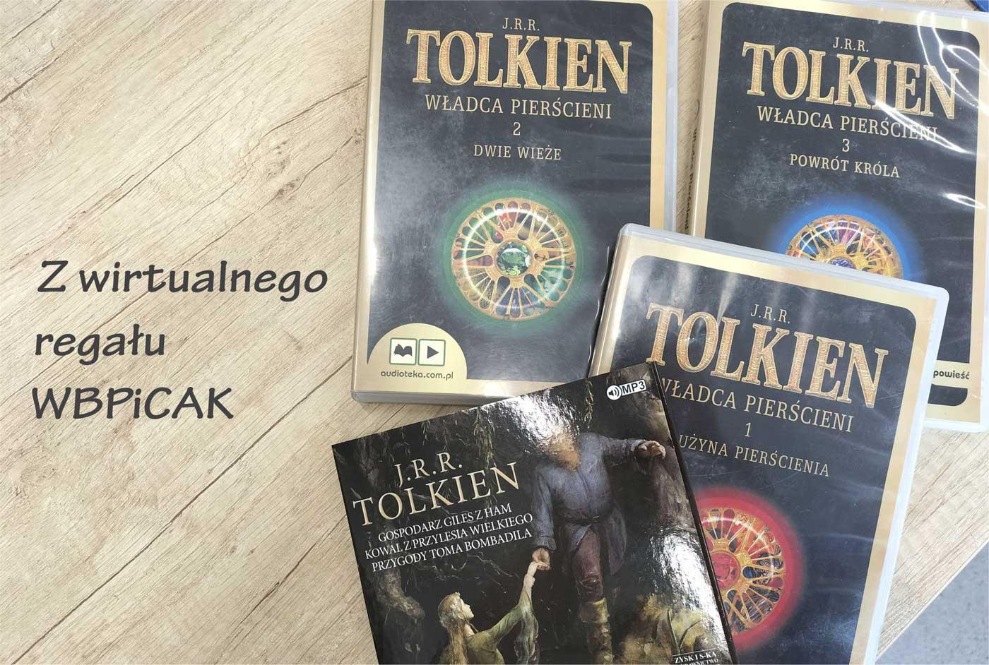 z lewej napis: Z wirtualnego regału WBPiCAK; z prawej zdjęcie czterech książek Tolkiena z ciemnymi okładkami
