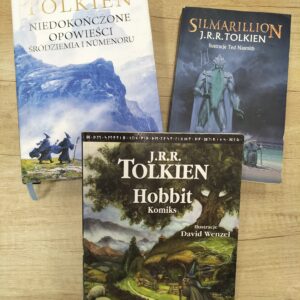 zdjęcie trzech książek Tolkiena z kolorowymi okładkami