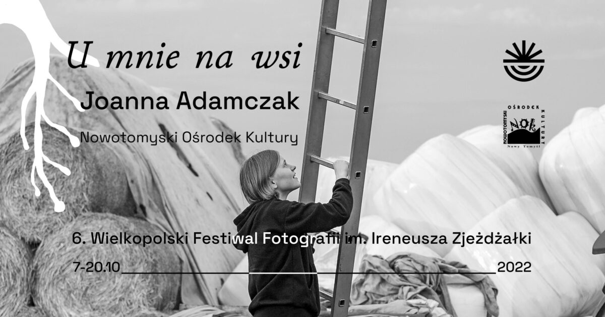 Grafika promująca wystawę "U mnie na wsi" Joanny Adamczak.W tle czarno-białe zdjęcie kobiety trzymającej drabinę. Napisy: U mnie na wsi Joanna Adamczak Nowotomyski Ośrodek Kultury.