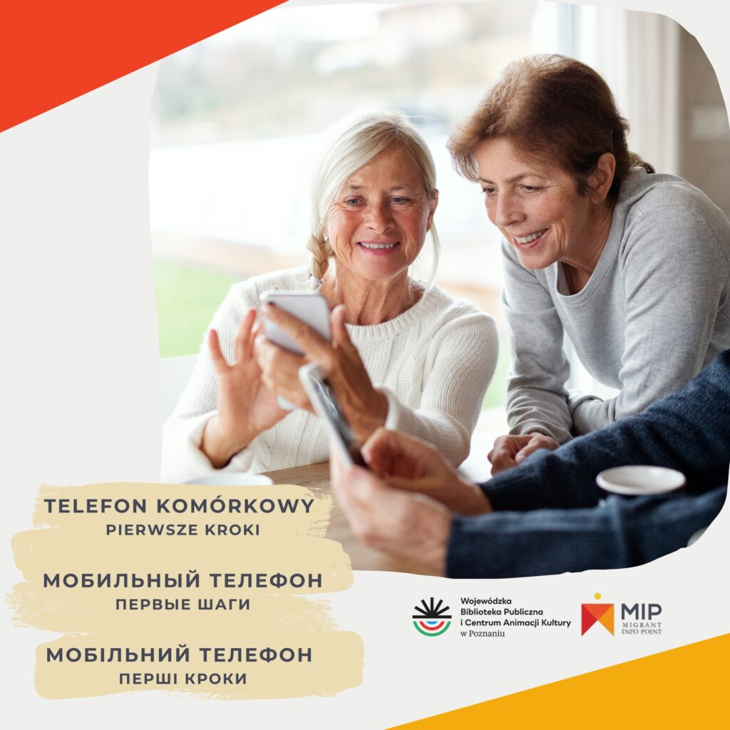 dwie seniorki patrzą w ekran smartfona trzymanego przed jedną z kobiet; tekst w jęz. polskim, rosyjskim i ukraińskim: Telefon komórkowy pierwsze kroki