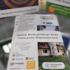 kolorowe ulotki oklejone banderolą z napisem: Dyplom Wielkopolskiego Klubu Publicystów Krajoznawczych