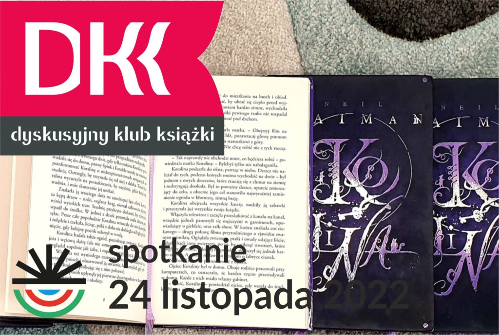 z lewej różowoczarne logo DKK oraz napis: spotkanie 24 listopada 2022; z prawej zdjęcie rozłożonych obok siebie kilku egzemplarzy książki z czarną okładką, na których jest jeden egzemplarz książki otwarty