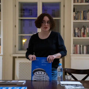 Olena Martynchuk pokazuje jedną z książek.