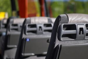 zdjęcie przedstawia oparcia siedzeń w autokarze