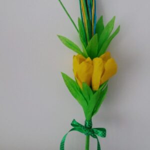 palma z papierowych kwiatów i liści przewiązana wstążką