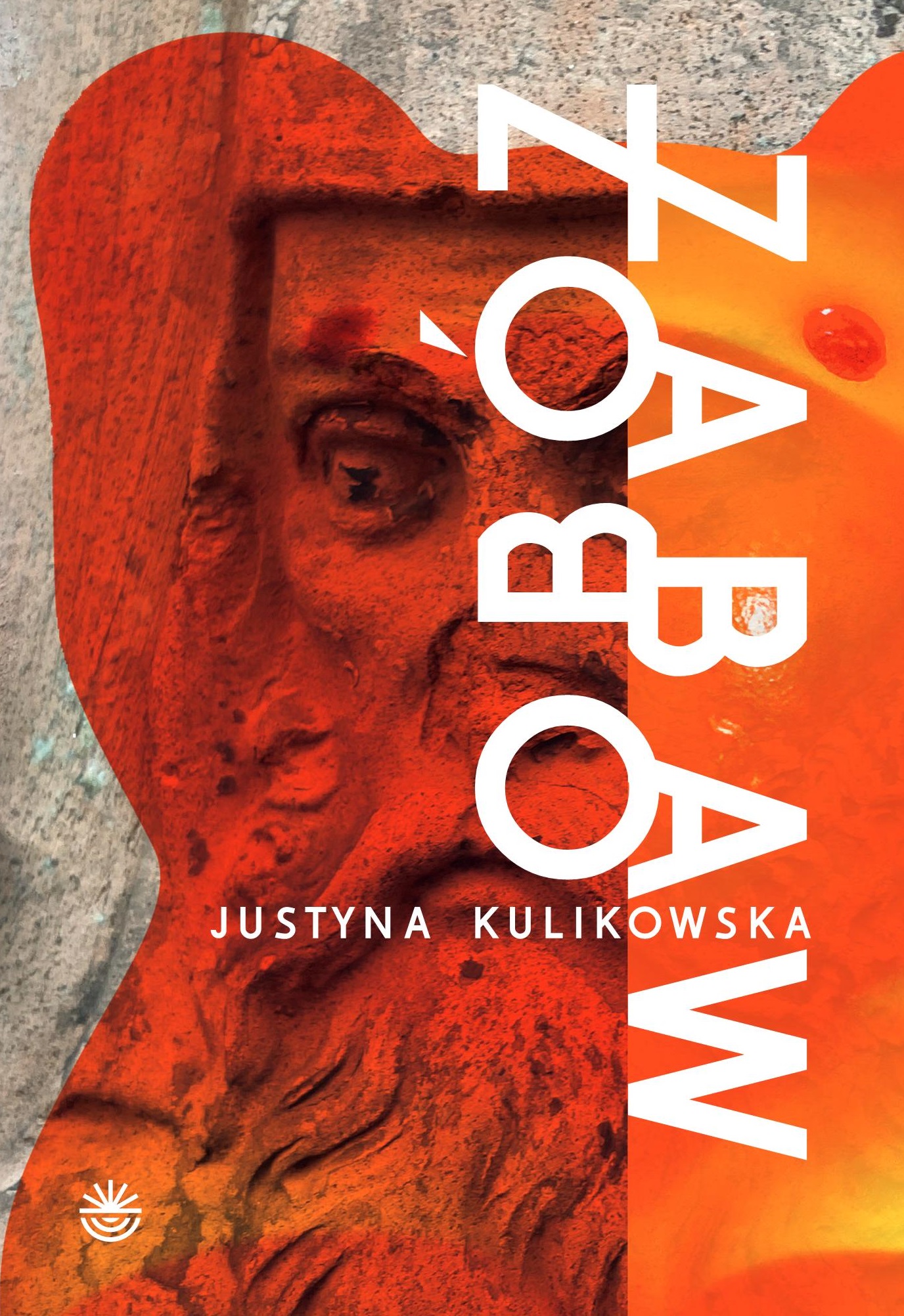 okładka książki Justyny Kulikowskiej pt. Obóz zabaw; na okładce widoczna płaskorzeźba przedstawiająca ludzką twarz z brodą