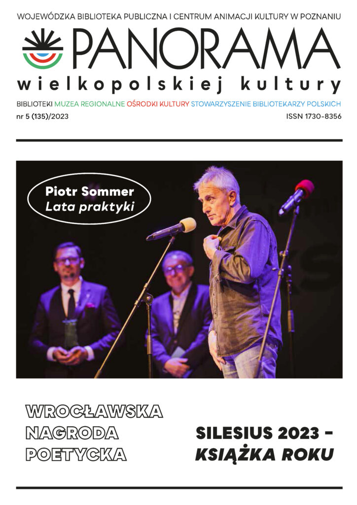 strona tytułowa czasopisma Panorama Wielkopolskiej Kultury ze zdjęciem przedstawiającym starszego mężczyznę przy mikrofonie, w tle dwaj inni mężczyźni