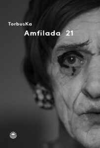 okładka książki pt. Amfilada 21; na okładce zdjęcie twarzy starej kobiety