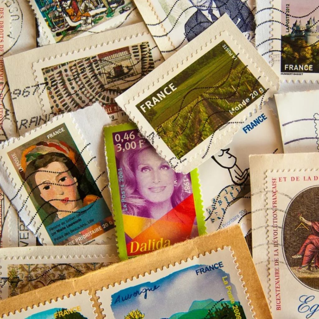 porozrzucane kolorowe znaczki wycięte z ostemplowanych kopert