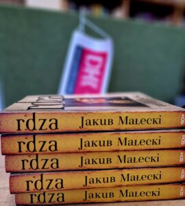stosik pięciu książek, widoczne tylko grzbiety z napisem: rdza Jakub Małecki