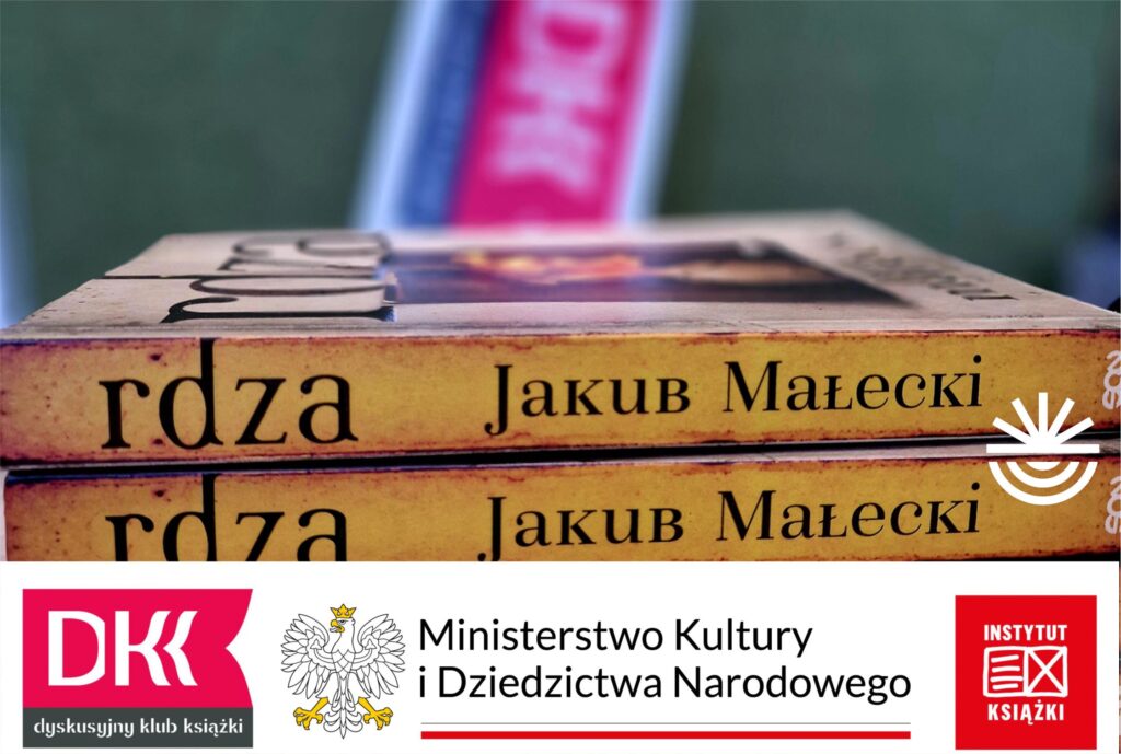 dwie książki ułożone jedna na drugiej, widoczne tylko grzbiety z napisem: rdza Jakub Małecki; poniżej logotypy: DKK, Ministerstwo Kultury i Dziedzictwa Narodowego, Instytut Książki